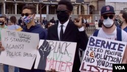 Protesters demonstrate near the U.S. Embassy in Paris. (Lisa Bryant/VOA)