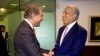 El canciller paquistaní, Shah Mehmood Qureshi (izquierda), recibe al enviado de Estados Unidos, Zalmay Khalilzad, en el Ministerio de Exteriores en Islamabad, Pakistán, el 1 de agosto de 2019. (Ministerio de Exteriores de Pakistán vía AP)