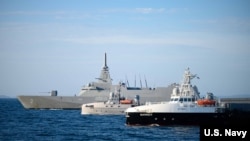 资料照片:美国海军图片显示，在“综合作战问题23.2”(IBP 23.2)演习期间，日本海上自卫队“熊也”号最上级护卫舰与美国海军两艘水面无人舰艇“游骑兵”号与“水手”号合影。(2023年9月27日)