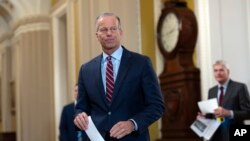 El líder de la mayoría republicana del Senado de EEUU, John Thune, antes de una conferencia de prensa en el Capitolio, Washington, el 11 de marzo de 2025.