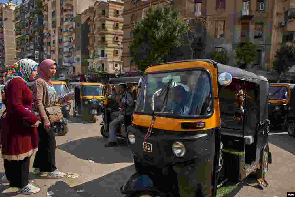 Toktoks are waiting for passengers at the subway station of Sayeda Zaynab in old Cairo. (H. Elrasam/VOA)