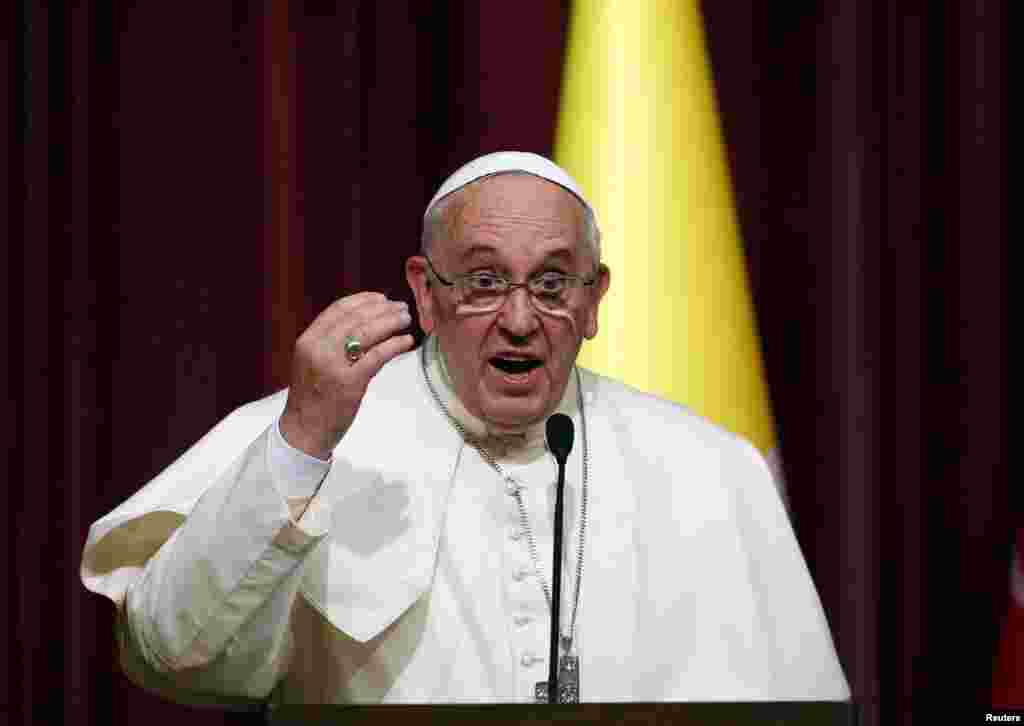 Paus Fransiskus dalam sebuah pertemuan dengan Mehmet Gormez, kepala Direktorat Urusan Keagamaan Turki, (tidak ada di dalam foto), di Ankara, 28 November 2014.