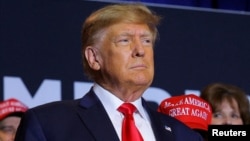 ARCHIVO: El expresidente de Estados Unidos y candidato presidencial republicano Donald Trump asiste a un evento de campaña en Manchester, New Hampshire, Estados Unidos, el 27 de abril de 2023. REUTERS/Brian Snyder/Foto de archivo