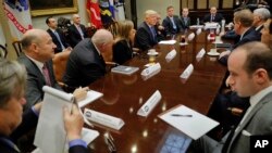 Presiden AS Donald Trump bertemu dengan para eksekutif dari tiga perusahaan mobil besar di Gedung Putih, Selasa (24/1).