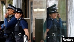 Sejumlah anggota kepolisian berdiri di luar markas Kepolisian Kota London, di London, Inggris, pada 21 Maret 2023. (Foto: Reuters/Peter Nicholls)