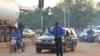 Un agent de la circulation routière dirige les véhicules à Bamako. (Photo: Kassim Traore/VOA)