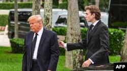 Baron i Donald Tramp na sahrani majke Melanije Tramp na Floridi, januar 2023. (GIORGIO VIERA / AFP)