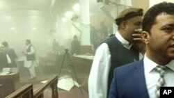 Seorang anggota parlemen meninggalkan ruang sidang utama setelah ledakan bom bunuh diri di depan gerbang utama parlemen (22/6).