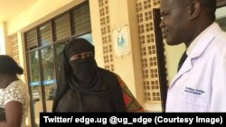 La ministre ougandaise de la Santé, Sarah Opendi, couverte d’un voile discute avec un agent à l'hôpital de Naguru, dans la capitale Kampala, Ouganda, 16 septembre 2017. (Twitter/ edge.ug‏ @ug_edge)