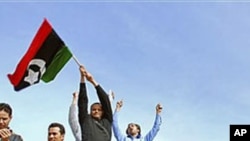 利比亚人在坦克上挥动前卡扎菲时代国旗