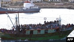 Dân Tunisia chạy trốn khỏi tình trạng bất ổn đến đảo Lampedusa của Italia, hình chụp hồi tháng 4, 2011
