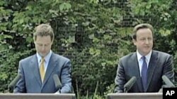 Prime Minister David Cameron (r) and deputy Prime Minister Nick Clegg