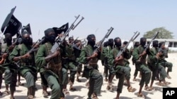 ARSIP – Ratusan anggota al-Shabab yang baru dilatih melakukan latihan kemiliteran di daerah Lafofe sekitar 18 km selatah Mogadishu, Somalia (foto: AP Photo/Farah Abdi Warsameh, Arsip)