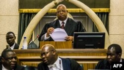 Jacob Mudenda (tengah atas), ketua parlemen Zimbabwe menghentikan proses pemakzulan dengan mengatakan telah menerima surat pengunduran diri Presiden Robert Mugabe “yang berlaku segera”, dalam pengumuman di Harare, Selasa (21/11).