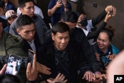 แฟ้มภาพ: อดีตปธน.โรดริโก ดูเตรเต แห่งฟิลิปปินส์ เดินทางมาถึงสนามกีฬาในฮ่องกง เพื่อร่วมงานที่จัดโดยแรงงานฟิลิปปินส์ในฮ่องกง เมื่อวันอาทิตย์ที่ 9 มี.ค. 2568