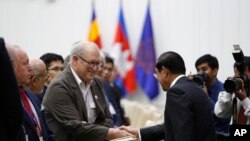 Perdana Menteri Kamboja Hun Sen (kanan) bersalaman dengan delegasi pengamat internasional untuk pemilu 29 Juli, dalam acara penyambutan di Istana Perdamaian, di Phnom Penh, Kamboja, Sabtu, 28 Juli 2018.