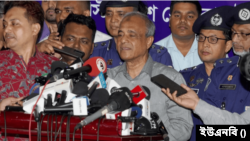 ঢাকার ফারইস্ট ভবনে সাংবাদিকদের সঙ্গে স্বরাষ্ট্র উপদেষ্টা লেফটেন্যান্ট জেনারেল (অব) জাহাঙ্গীর আলম চৌধুরী৷ ৬ মার্চ, ২০২৫।