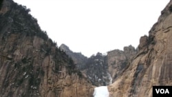 Air terjun Kuryong yang terletak di obyek wisata Gunung Kumgang di Korea Utara, tak jauh dari perbatasan Korea Selatan.