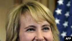 Bà Giffords hiện đang nằm trong khu cấp cứu của một bệnh viện ở thành phố Houston, bang Texas