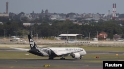 သြစတြေးလျနိုင်ငံ၊ ဆစ်ဒနေလေဆိပ်မှာ ဆိုက်ရောက်လာတဲ့ နယူးဇီလန်လေယာဥ်တစင်း မှတ်တမ်းဓာတ်ပုံ။