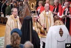El rey Carlos III con la corona de San Eduardo en la Abadía de Westminster, Londres, el sábado 6 de mayo de 2023. (Jonathan Brady/ vía AP)