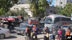 2023年10月13日星期五，以色列军队向加沙北部和加沙城的100多万人口发出撤离警告后，一些巴勒斯坦人逃往加沙地带南部。（美联社）