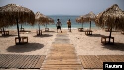 Najveća nepoznanica ostaje odlazak u Grčku gde letuje najviše građana Srbije (Foto: Reuters/Alkis Konstantinidis)