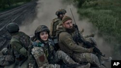 Українські солдати на БТРі на передовій в Луганській області, Україна, 21 травня 2023 р. AP Photo/Libkos