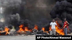 Devant une barricade en feu érigée dans le quartier de Koumassi à Abidjan, lors des violences post-électorales, le 6 décembre 2010.
