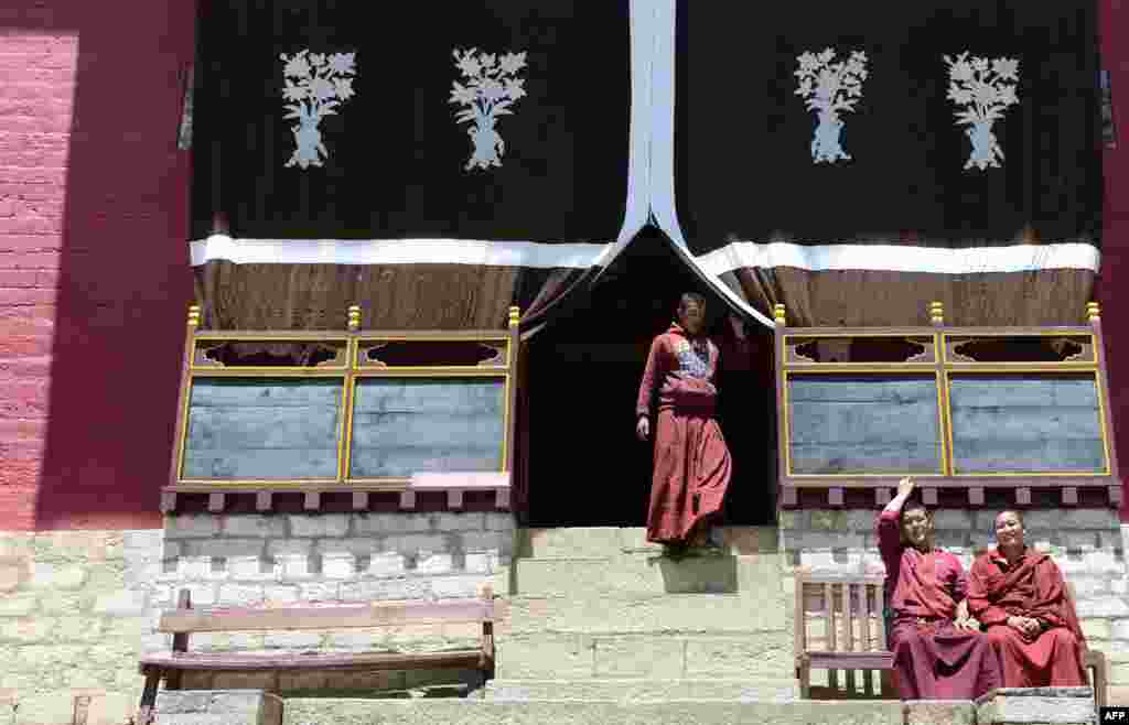 Pendeta Buddha Nepal berkumpul di Biara Tengboche di Tengboche, sekitar 300 kilometer sebelah utara Kathmandu.