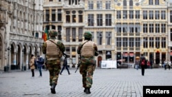 Des soldats belges patrouillent devant le Grand Palais de Bruxelles après des attentats de Bruxelles, Belgique, 24 mars 2016