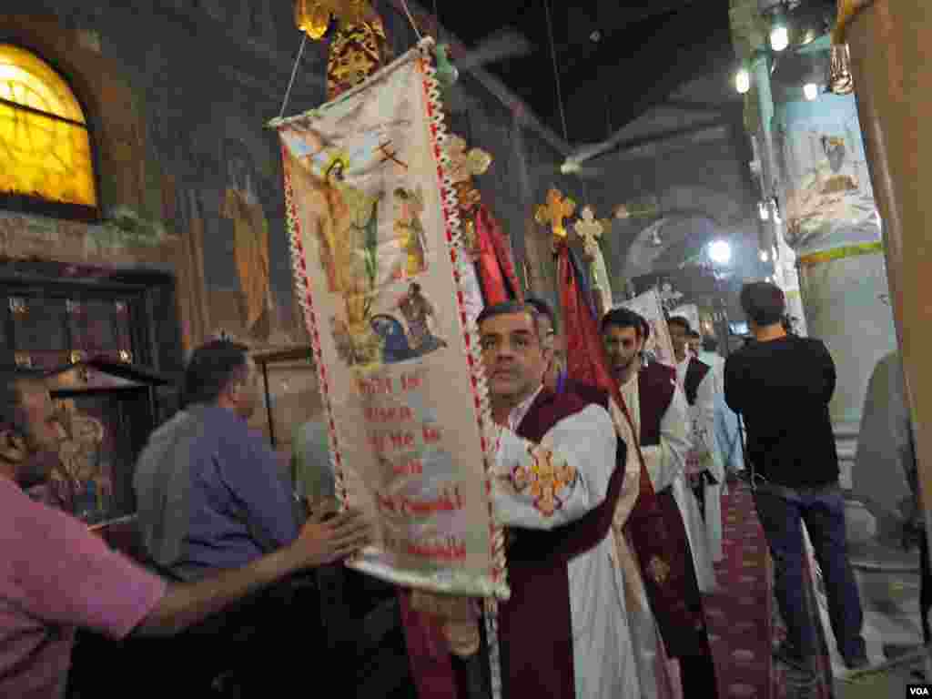Service at Potrosia Church during a mass for Egyptair flight passengers and crew in Cairo, Egypt, May 22, 2016. (Hamada Elrasam/VOA)