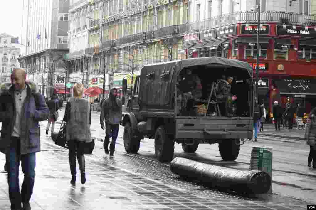 While less conspicuous than recent days, military and police remained deployed in commercial areas of Brussels, Nov. 25, 2015. (Heather Murdock/VOA)
