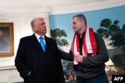 ปธน.โดนัลด์ ทรัมป์ ให้การต้อนรับ มาร์ค โฟเกิล ครูชาวอเมริกันที่ถูกทางการรัสเซียควบคุมตัวไว้ตั้งแต่เดือนสิงหาคม ปี 2021 หลังถูกตรวจพบว่า นำกัญชาที่แพทย์สั่งจ่ายเพื่อใช้รักษาโรคเข้าไปในรัสเซีย โดยโฟเกิลได้รับอิสรภาพในวันที่ 11 ก.พ. 2568 ภายใต้ข้อตกลง "แลกเปลี่ยน" กับมอสโก