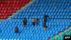 করাচির জাতীয় স্টেডিয়ামে পাকিস্তান ও নিউজিল্যান্ডের মধ্যে আন্তর্জাতিক ক্রিকেট কাউন্সিল চ্যাম্পিয়নস ট্টফি খেলার প্রাক্কালে প্যাভিলিয়নের আসনগুলি পরিস্কার করা হচ্ছে। ১৮ ফেব্রুয়ারি,২০২৫। 