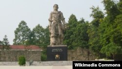 Khu tượng đ&#224;i Quang Trung tại G&#242; Đống Đa.