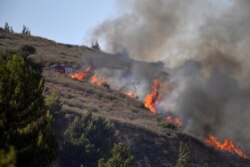 Sebuah truk pemadam kebakaran Israel di lokasi terjadinya kebakaran pasca serangan roket dari Lebanon, di Kiryat Shmona, 5 Agustus 2021. (Thomson Reuters)