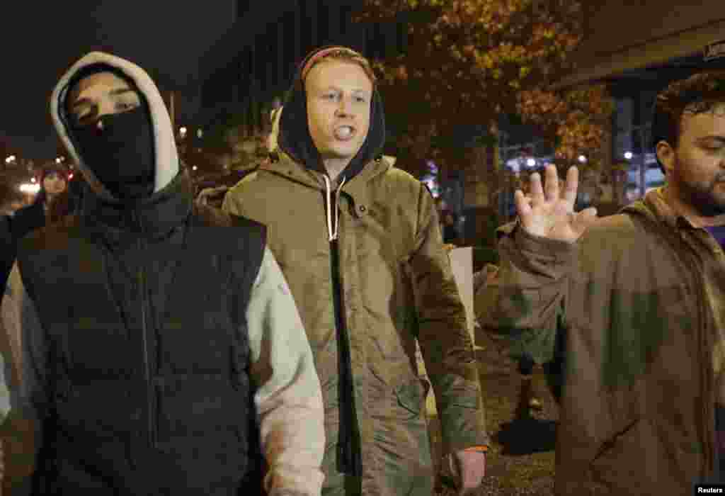 Rapper Macklemore berjalan bersama para demonstran setelah keputusan dewan juri dalam penembakan fatal Michael Brown, di Seattle, Washington, 24 November 2014.