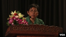 រូបឯកសារ៖ អ្នកស្រី ភឿង សកុណា រដ្ឋមន្ត្រីក្រសួងវប្បធម៌ និងវិចិត្រសិល្បៈនៅក្នុងសិក្ខាសាលាពិគ្រោះយោបល់សេចក្តីព្រាង«ក្រមសីលធម៌នៃអ្នកសិល្បៈ» ក្នុងរាជធានីភ្នំពេញ កាលពីថ្ងៃទី២៧ ខែកញ្ញា ឆ្នាំ២០១៦។ (ហ៊ាន សុជាតា/វីអូអេ)