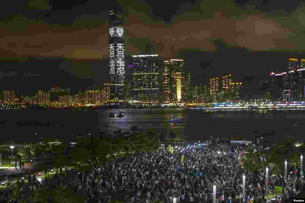 Para demonstran melambaikan ponsel dan alat elektronik lain saat memulai gerakan &quot;Occupy Central&quot; di Hong Kong (31/8). (Reuters/Tyrone Siu)