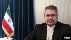 Spitamen nohiyasi raisi Akram Sulaymonzoda o'zbek rasmiylariga to'n kiydirdi.