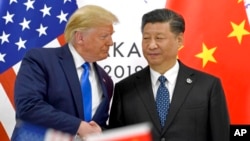 Presiden AS Donald Trump dan Presiden China Xi Jinping dalam pertemuan di sela KTT G20 di Osaka, 29 Juni 2019 (foto: dok). 