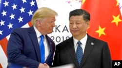 Presiden AS Donald Trump dan Presiden China Xi Jinping dalam pertemuan di sela KTT G20 di Osaka, Jepang 29 Juni 2019 (foto: dok). 