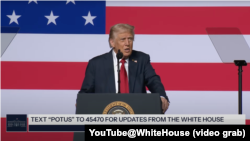 دونالد ترامپ در حال سخنرانی برای نظامیان آمریکا در پایگاه تفنگداران دریایی کوانتیکو در ایالت ویرجینیا هشتم مهر ۱۴۰۴