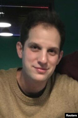 Reporter surat kabar AS The Wall Street Journal, Evan Gershkovich dalam foto yang diperoleh Reuters, di Moskow, Rusia Desember 2021.