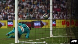 Le gardien de Zamalek Ahmed al-Shenawy lors de la super coupe d'Egypte match de football entre Al-Ahly SC et les clubs de football égyptiens de Zamalek, le 15 octobre 2015 au stade Sheik Hazza Bin Zayed à Al-Ain , EAU. PHOTO AFP / MARWAN NAAMANI 