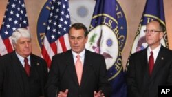 贝纳众议员(中)星期四召开记者会