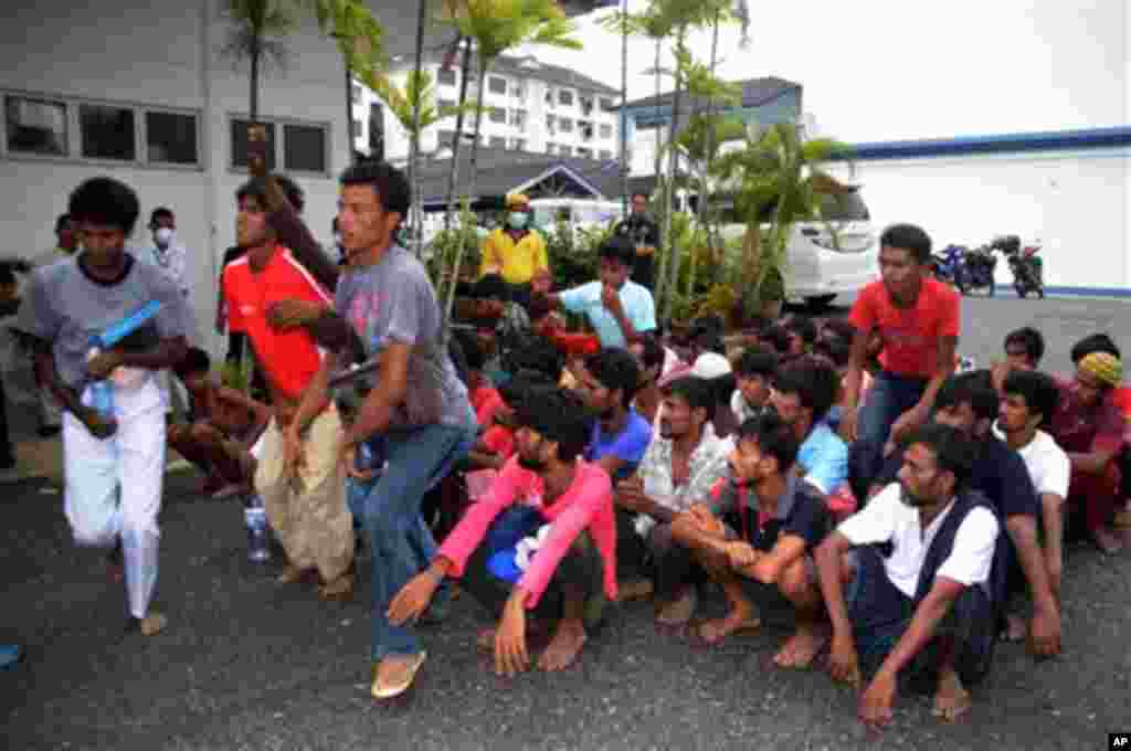 Para imigran ilegal dari Myanmar dan Bangladesh tiba di gedung serbaguna kantor polisi Langkawi, Malaysia (11/5). (AP/Hamzah Osman)