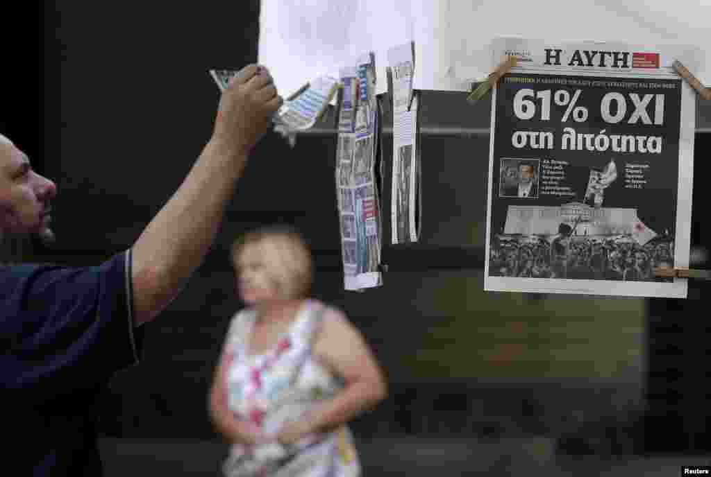 A man looks at newspapers showing the results of yesterday&#39;s referendum in central Athens, Greece, July 6, 2015.