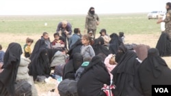 As families evacuate the last enclave of IS fighters in Baghuz, many are sick or injured with nearly 140 people dying in recent weeks, pictured near Baghuz on Feb. 26, 2019. (H.Murdock/VOA)